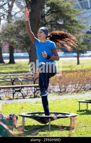 Une femme attirante dans une classe de rebondissement urbaine à Queens, New York. Banque D'Images