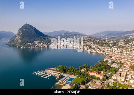 Vue aérienne de la ville de Lugano avec le mont San Salvatore par le lac de Lugano dans le canton du Tessin en Suisse Banque D'Images