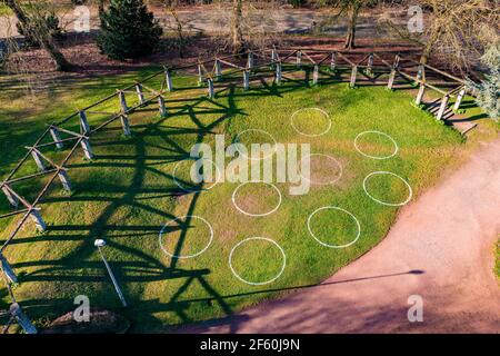 L'illustration montre une vue aérienne des cercles sociaux de distance installés sur le Parc de la Citadelle, dans le centre de Gand, le lundi 29 mars 20 Banque D'Images