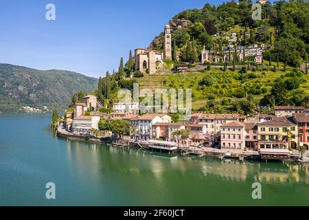 Vue imprenable sur le village traditionnel de Morcote au bord du lac de Lugano Dans le canton du Tessin en Suisse Banque D'Images