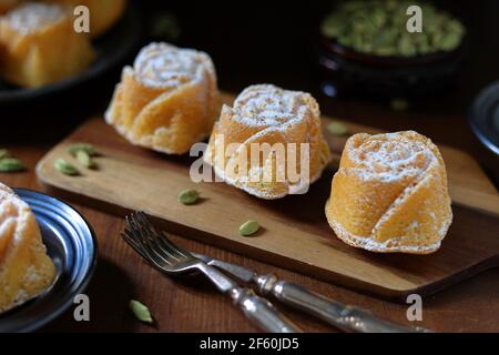 Petits gâteaux de Savoie faits maison fraîchement cuits à la cardamome en forme de rose avec dosettes de cardamome Banque D'Images