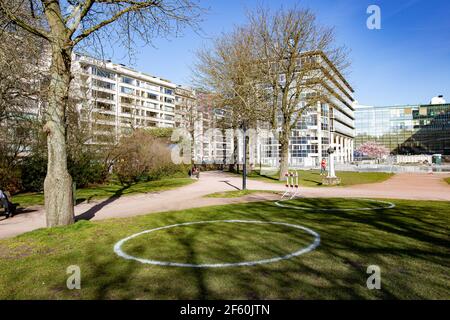 L'illustration montre les cercles sociaux de distance installés sur le Zuidpark, dans le centre de Gand, le lundi 29 mars 2021. Avec la température élevée Banque D'Images