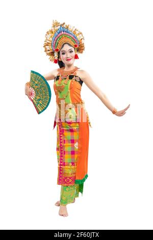 Femme asiatique dansant danse balinaise traditionnelle isolée sur fond blanc Banque D'Images