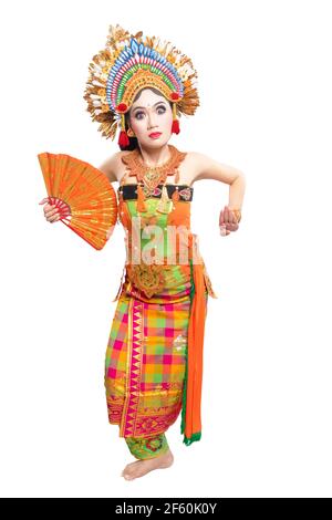 Femme asiatique dansant danse balinaise traditionnelle isolée sur fond blanc Banque D'Images