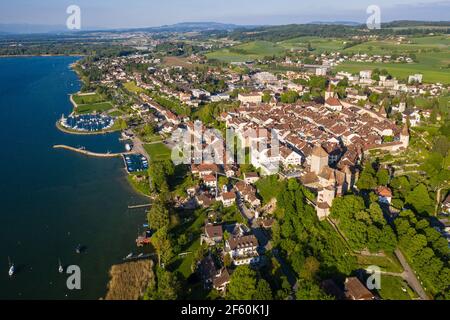 Vue aérienne spectaculaire du Morat médiéval (Murten en allemand) Vieille ville du canton de Fribourg en Suisse sur un soleil Jour d'été au bord du lac Morat Banque D'Images