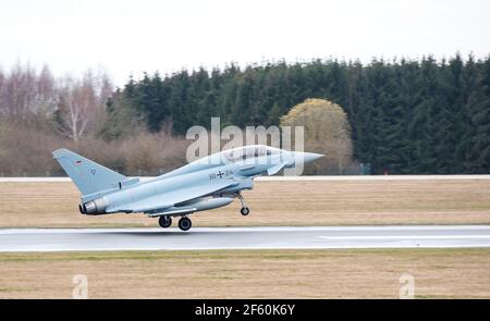 Rostock Laage, Allemagne. 29 mars 2021. Un avion de chasse « Eurofighter » de l'aile aérienne tactique 73 « Teinhoff » prend son envol. La formation des futurs pilotes Eurofighter est concentrée à Laage. En outre, 38 nouveaux Eurofighters seront acquis au cours des prochaines années pour remplacer des avions plus anciens. Credit: Daniel Bockwoldt/dpa/Alay Live News Banque D'Images