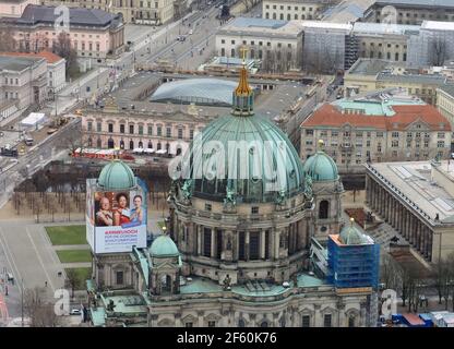 Berlin, Allemagne. 23 mars 2021. Vue depuis la tour de télévision Alexanderplatz jusqu'au centre-ville avec la cathédrale de Berlin (M), Lustgarten, le musée historique allemand (DHM) dans la rue Unter den Linden et le musée Altes (r) au Lustgarten. Credit: Soeren Stache/dpa-Zentralbild/ZB/dpa/Alay Live News Banque D'Images