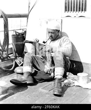 GEORGE MURRAY LEDICK (1876-1956) explorateur et chirurgien naval anglais de l'antarctique Skinning un pingouin en 1910 pendant Terra de Robert Falcon Scott Expédition Nova 1911-1912 Banque D'Images