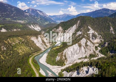 Vue aérienne spectaculaire de la gorge du Rhin près de Reichenau et Films dans le canton de Graubunden dans les alpes en Suisse une journée d'été ensoleillée Banque D'Images