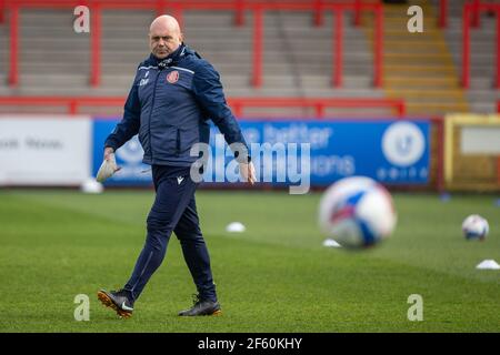 Entraîneur professionnel de football Dean Wilkins dans son rôle d'assistant responsable chez Stevenage FC Banque D'Images