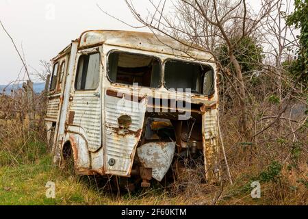 Ancienne épave abandonnée citroën entourée par la nature dans un paysage rural au cours de l'automne. France Banque D'Images