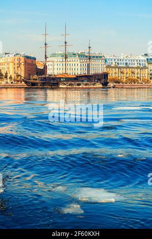 Saint-Pétersbourg, Russie - 5 avril 2019. Le remblai de Mytninskaya et les bâtiments de la ville le long de la rivière Neva avec Flying Dutchman, un restaurant sur l'eau Banque D'Images