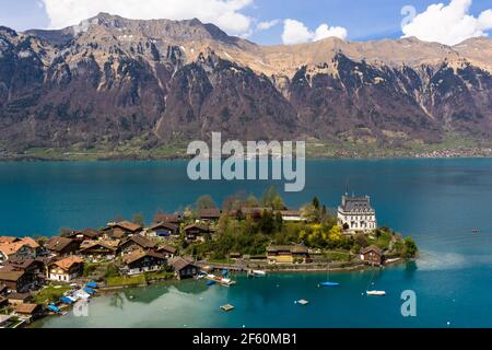 Vue aérienne du célèbre village d'Iseltwald sur les rives du lac de Brienz près d'Interlaken dans le canton de Berne, Siwtzerland Banque D'Images