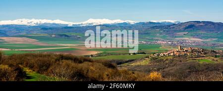Montpeyroux et vue sur le massif du Sancy en hiver, labellisé les plus Beaux villages de France, département du Puy de Dôme, Auvergne-Rhône-Alpes, France Banque D'Images