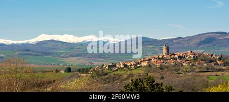 Village de Montpeyroux et vue sur le massif du Sancy en hiver, labellisé les plus Beaux villages de France, Puy de Dôme , Auvergne-Rhône-Alpes, France Banque D'Images