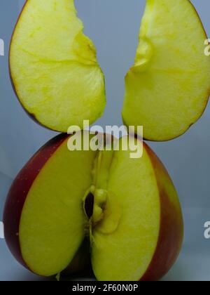 Ensemble de pommes fraîches entières et coupées et de tranches isolées sur fond blanc. Banque D'Images