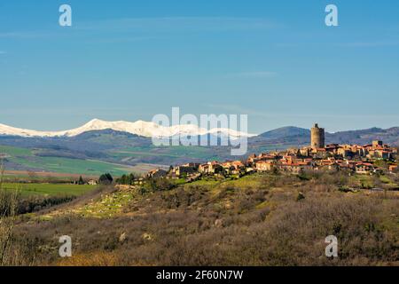 Village de Montpeyroux et vue sur le massif du Sancy en hiver, labellisé les plus Beaux villages de France, Puy de Dôme , Auvergne-Rhône-Alpes, France Banque D'Images