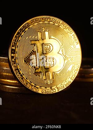 Arrière-plan de la monnaie Crypto avec divers de l'argent brillant et d'or physique crypto-monnaies symboles pièces, Bitcoin, Ethereum, Litecoin, zcash, ondulation. Banque D'Images