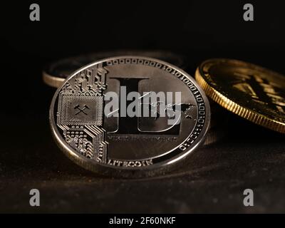 Arrière-plan de la monnaie Crypto avec divers de l'argent brillant et d'or physique crypto-monnaies symboles pièces, Bitcoin, Ethereum, Litecoin, zcash, ondulation. Banque D'Images