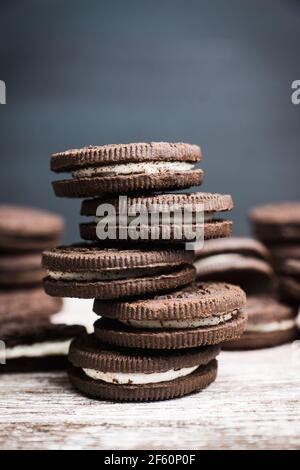 Pile de biscuits sandwich au chocolat sur fond de bois rustique. Mise au point sélective. Faible profondeur de champ. Banque D'Images