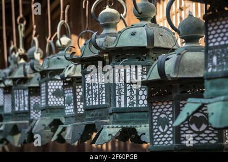 Lanternes japonaises en cuivre ornées suspendues à l'extérieur de Kasuga Taisha ou Grand Sanctuaire un sanctuaire shinto à Nara, Japon Banque D'Images