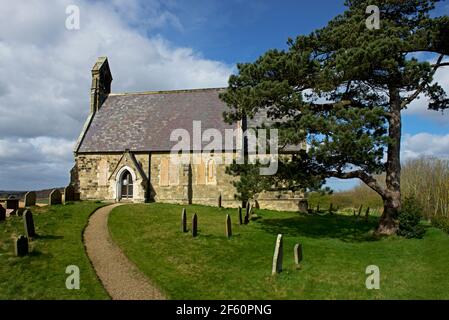 All Saints Church (avec des fenêtres à bord), dans le village de Burythorpe, dans le Yorkshire du Nord, Angleterre Royaume-Uni Banque D'Images