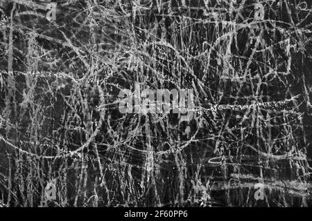 Dessin chaotique d'un motif abstrait de craie blanche sur un tableau noir. Banque D'Images