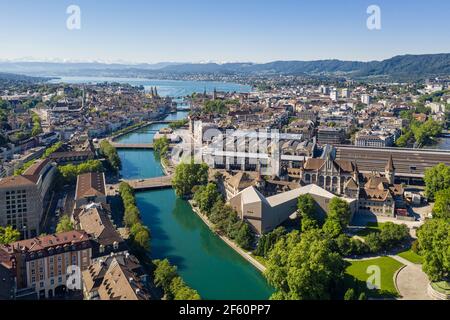 Vue aérienne du fleuve Limmat qui traverse le centre-ville de Zurich par le musée national, la gare et la vieille ville pour terminer dans le lac Banque D'Images