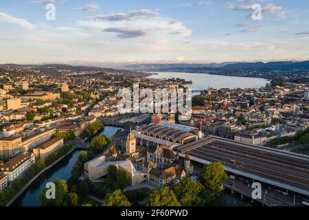 Vue aérienne spectaculaire sur le centre de Zurich avec le musée national, la gare principale et le fleuve Limmat qui coule à travers la vieille ville Banque D'Images