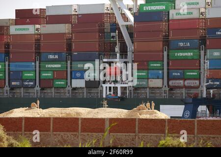 Le Caire. 29 mars 2021. La photo prise le 29 mars 2021 montre le navire à conteneurs remis à flot jamais donné sur le canal de Suez, en Égypte. L'énorme navire à conteneurs jamais fourni a été renfloué avec succès après avoir été bloqué dans le canal de Suez pendant près d'une semaine, a déclaré lundi l'Autorité du canal de Suez (SCA) en Égypte. Credit: Ahmed Gomaa/Xinhua/Alamy Live News Banque D'Images