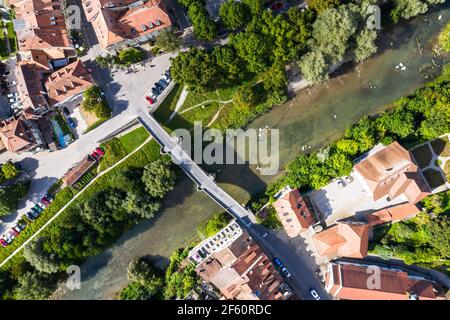 Vue de haut en bas du pont médiéval Saint-Jean au-dessus de l' Rivière Sarine dans la vieille ville de Fribourg en Suisse Banque D'Images