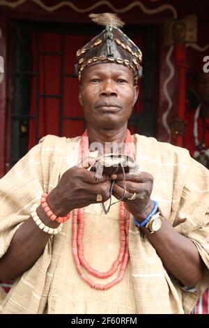 Sango adorateur (chef Waheed Ajao (JP), Ona Mogba d'Oyo Alaafin) avec une tortue spirituelle pendant le Festival mondial de Sango, État d'Oyo, Nigeria. Banque D'Images