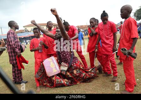 L'adorateur de Sango se produit au Festival mondial de Sango, dans l'État d'Oyo, au Nigeria. Banque D'Images