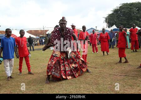 L'adorateur de Sango se produit au Festival mondial de Sango, dans l'État d'Oyo, au Nigeria. Banque D'Images