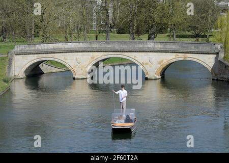 Cambridge, Royaume-Uni. 29 mars 2021. Le premier jour de la fin de l'ordre de verrouillage de séjour à la maison, les gens profitent au maximum du temps printanier en appréciant les tours de punt sur la River Cam dans le centre de Cambridge. Crédit : MARTIN DALTON/Alay Live News Banque D'Images