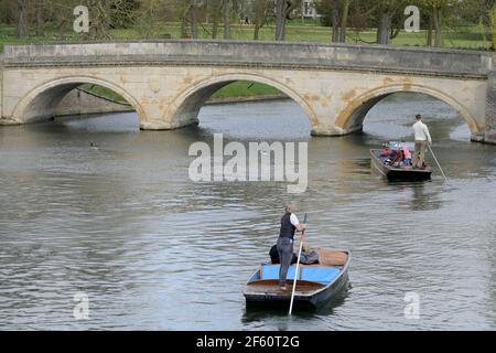 Cambridge, Royaume-Uni. 29 mars 2021. Le premier jour de la fin de l'ordre de verrouillage de séjour à la maison, les gens profitent au maximum du temps printanier en appréciant les tours de punt sur la River Cam dans le centre de Cambridge. Crédit : MARTIN DALTON/Alay Live News Banque D'Images