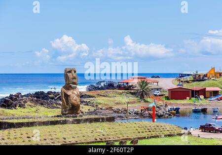 Moai unique (statue) face à la mer à Hanga Roa, la ville principale de l'île de Pâques (Rapa Nui), Chili Banque D'Images