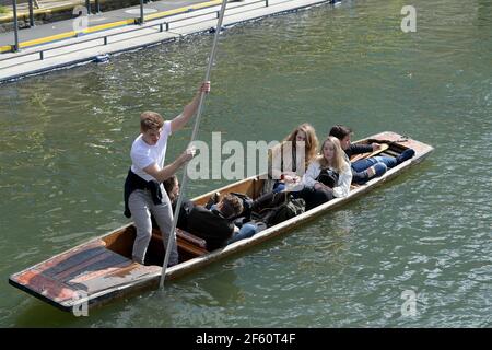 Cambridge, Royaume-Uni. 29 mars 2021. Le premier jour de la fin de l'ordre de verrouillage de séjour à la maison, les gens profitent au maximum du temps printanier en appréciant les tours de punt sur la River Cam dans le centre de Cambridge. Crédit : MARTIN DALTON/Alay Live News Banque D'Images