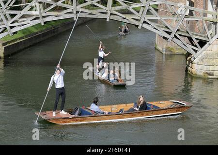 Cambridge, Royaume-Uni. 29 mars 2021. Le premier jour de la fin de l'ordre de verrouillage de séjour à la maison, les gens profitent au maximum du temps printanier en appréciant les tours de punt sur la River Cam dans le centre de Cambridge. Crédit : MARTIN DALTON/Alay Live News Banque D'Images