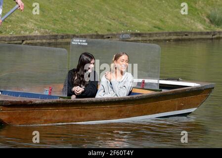 Cambridge, Royaume-Uni. 29 mars 2021. Le premier jour de la fin de l'ordre de verrouillage de séjour à la maison, les gens profitent au maximum du temps printanier en appréciant les tours de punt sur la River Cam dans le centre de Cambridge. Crédit : MARTIN DALTON/Alay Live News Banque D'Images