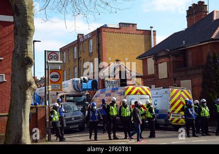 Londres, Royaume-Uni, 29 mars 2021 les Bailiffs ont expulsé les manifestants du poste de police vide de Cavendish Road, dans le sud-ouest de Londres. Les manifestants, qui se qualifient eux-mêmes de « grave ennui », ont pris le relais de la gare du 47 Cavendish Road, SW12 0BL il y a sept jours dans le cadre d’une vague de protestations contre le projet de loi du gouvernement sur la condamnation des crimes de police et les tribunaux, qui criminalise les manifestations considérées comme une « nuisance publique ». Credit: JOHNNY ARMSTEAD/Alamy Live News. Banque D'Images