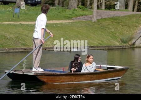 Cambridge, Royaume-Uni. 29 mars 2021. Le premier jour de la fin de l'ordre de verrouillage de séjour à la maison, les gens profitent au maximum du temps printanier en appréciant les tours de punt sur la River Cam dans le centre de Cambridge. Crédit : MARTIN DALTON/Alay Live News Banque D'Images