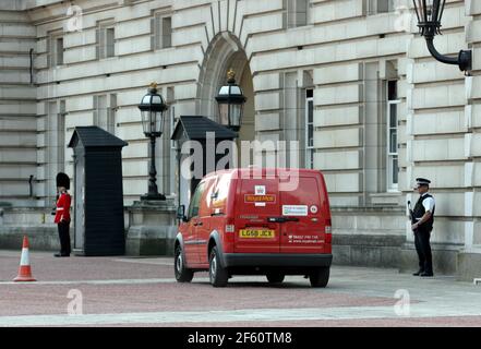 21 avril 2011. Buckingham palaceLondon, Angleterre. Le Royal Mail remet le courrier au Palais de Buckingham à l'approche du mariage royal lorsque Kate mi Banque D'Images