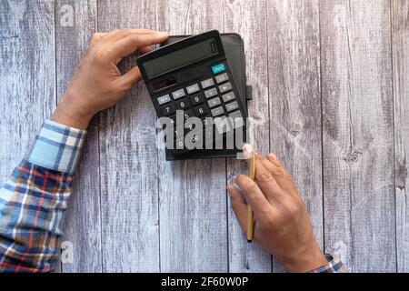 vue de dessus de la main d'homme à l'aide de la calculatrice Banque D'Images
