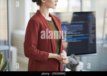 Portrait court d'une femme d'affaires élégante vêtue d'une veste rouge lors d'une réunion dans un bureau INFORMATIQUE ou un espace de photocopie Banque D'Images