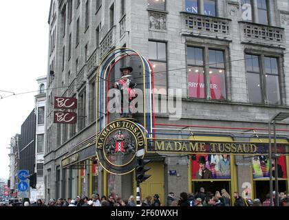 AMSTERDAM, PAYS-BAS-1 MARS : une foule attend devant le musée Madame Tussaud pour entrer en mars 1,2014 à Amsterdam, pays-Bas. Banque D'Images