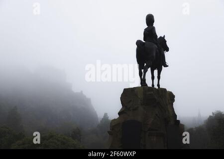 Le Royal Scots Grays Monument, une présence sombre et sinistre et une statue équestre au-dessus des Princes Street Gardens lors d'une journée brumeuse et brumeuse à Edinburgh, Scotlan Banque D'Images