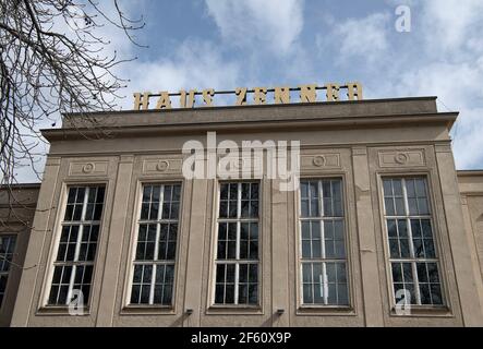 Berlin, Allemagne. 29 mars 2021. La "Haus Zenner" est écrite en majuscules sur le toit du bâtiment historique du parc Treptower. Les bâtiments historiques sont en cours de rénovation et la zone extérieure est en cours de préparation derrière des bâches de protection. Selon les plans actuels, le jardin de la bière et du vin sera ouvert en mai. En 2022, le Zenner Hall et la tour Zenner House devraient être restaurés. En 2024, l'ouverture du Zenner Körnervilla doit suivre. Credit: Paul Zinken/dpa-Zentralbild/ZB/dpa/Alay Live News Banque D'Images