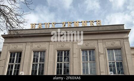 Berlin, Allemagne. 29 mars 2021. La "Haus Zenner" est écrite en majuscules sur le toit du bâtiment historique du parc Treptower. Les bâtiments historiques sont en cours de rénovation et la zone extérieure est en cours de préparation derrière des bâches de protection. Selon les plans actuels, le jardin de la bière et du vin sera ouvert en mai. En 2022, le Zenner Hall et la tour Zenner House devraient être restaurés. En 2024, l'ouverture du Zenner Körnervilla doit suivre. Credit: Paul Zinken/dpa-Zentralbild/ZB/dpa/Alay Live News Banque D'Images