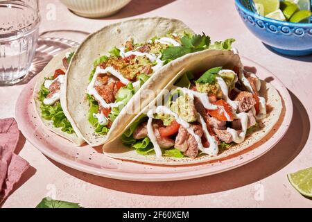 Tacos au poulet grillé, avocat, sauce salsa fraîche et limes. Déjeuner sain et faible teneur en matières grasses ou nourriture pour entreprise. Régime et perte de poids con Banque D'Images